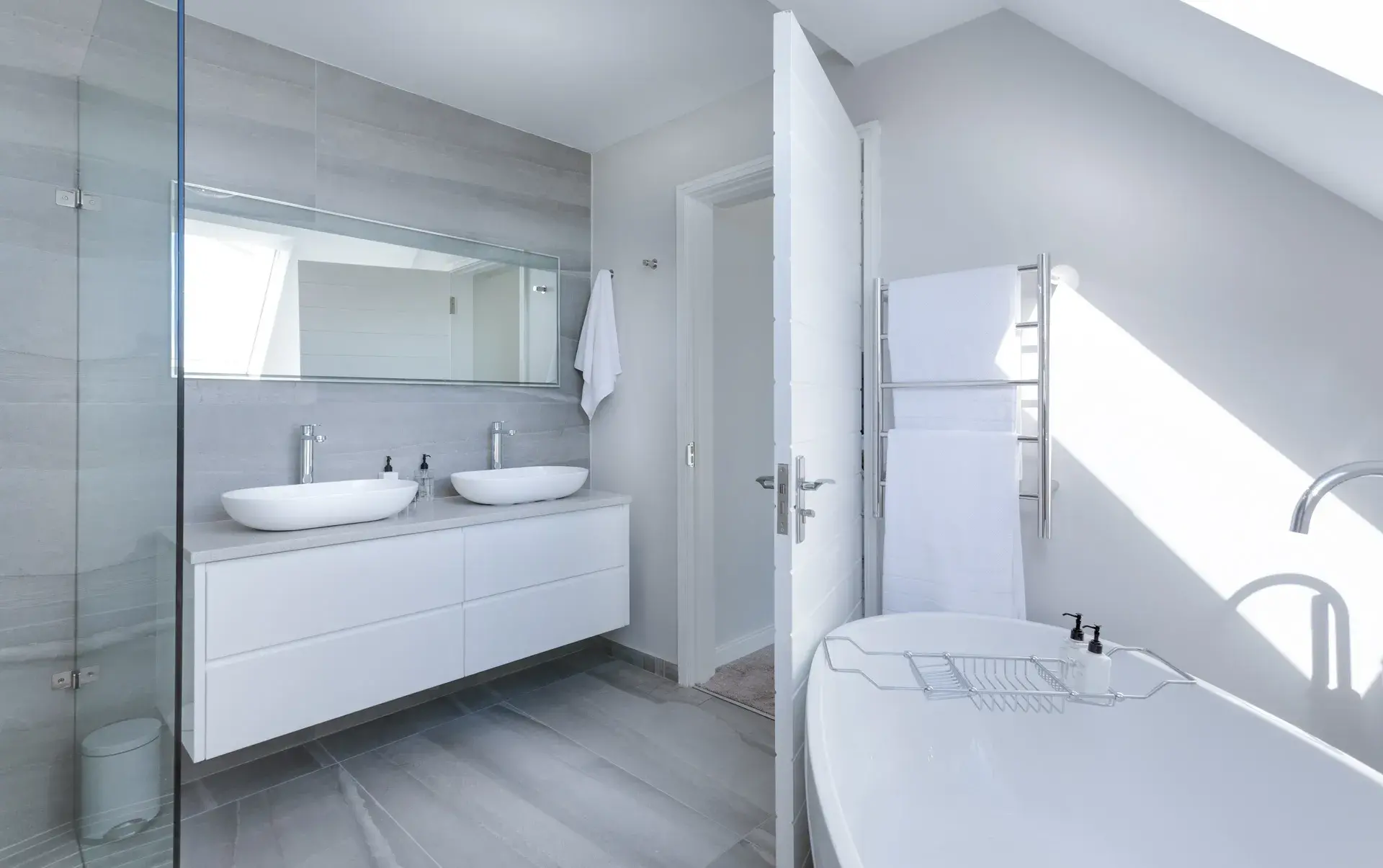 modern-minimalist-bathroom-3115450 AdobeStock_97790501